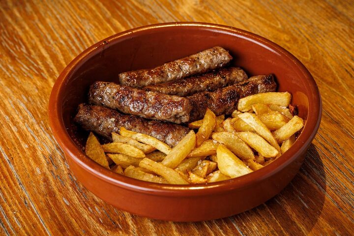 Ćevapi s pomfritom u zemljanoj posudi
